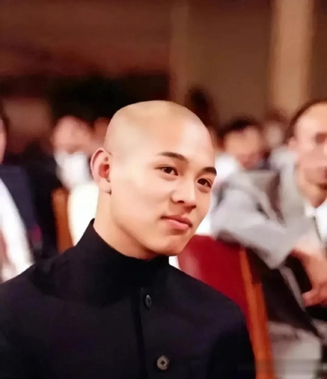 1983年20岁的李连杰终于成名了，而且凭借电影《少林寺》让他赚的盆满钵满，也收