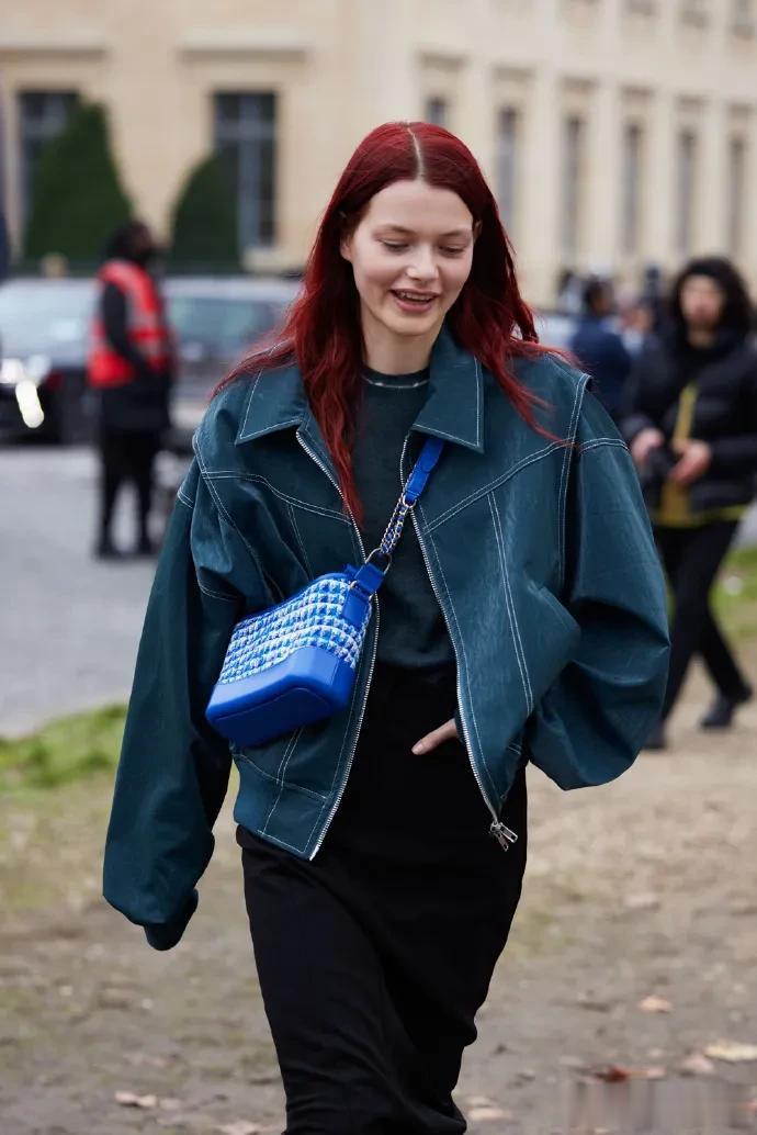 ​​​2023高定 Chanel 街拍秀场外时髦精们的日常穿搭。
      