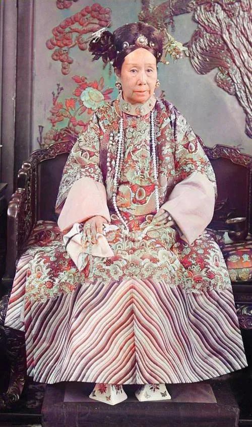 那天，慈禧太后如厕后，一摸擦屁股的纸，竟有点微凉，她直接掌掴了一旁的宫女，骂道：