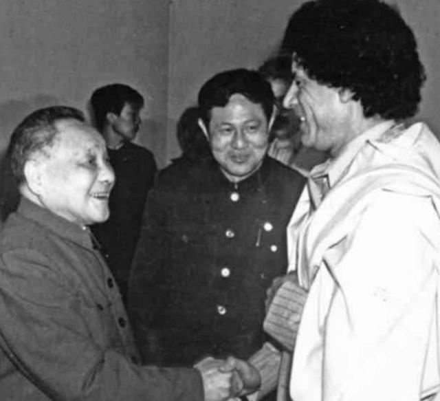 1982年卡扎菲出访中国，对邓小平出言不逊，邓公四字让世界佩服

1982年正值