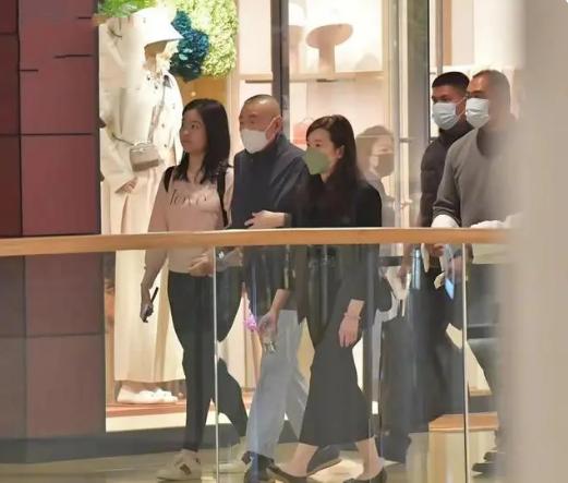 富商刘銮雄和前妻女儿罕见同框
大家都知道刘銮雄现在和甘比是一对夫妻，在和甘比结婚