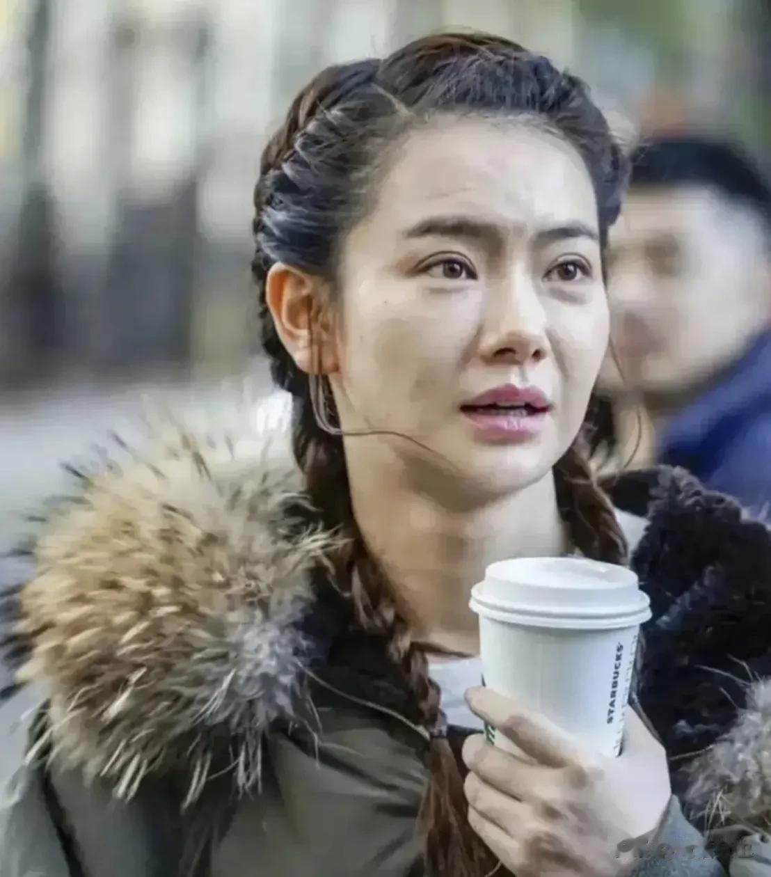 路人镜头下的戚薇大家见过吗？
