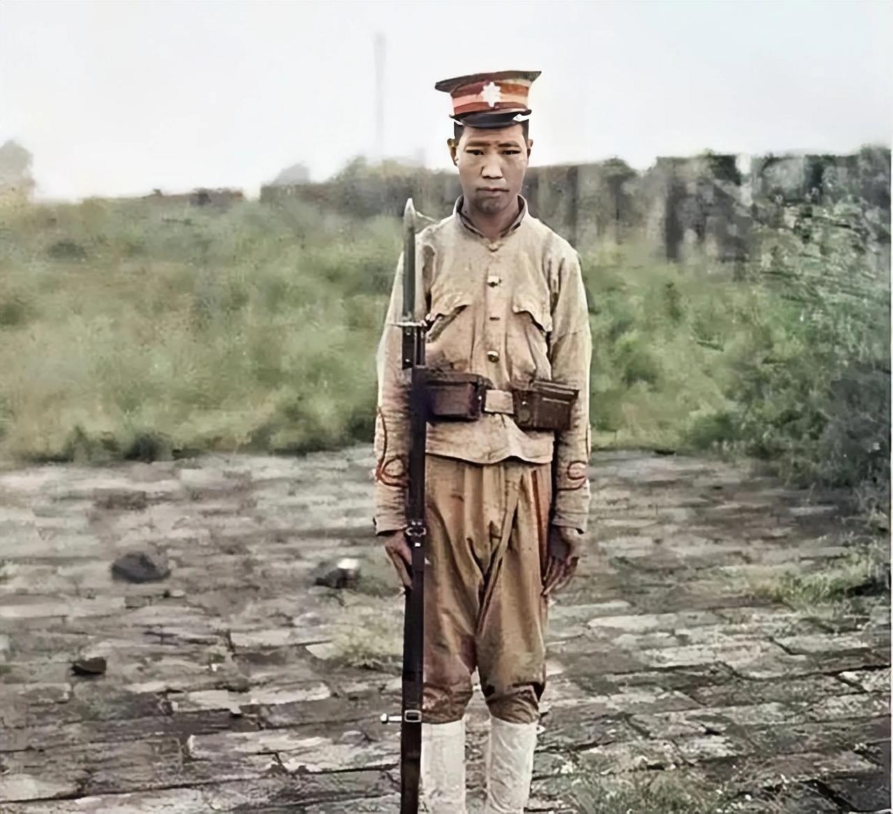 大清王朝最后的士兵，身材羸弱，一副萎靡不振的样子。
当时军队已经开始近代化了，袁