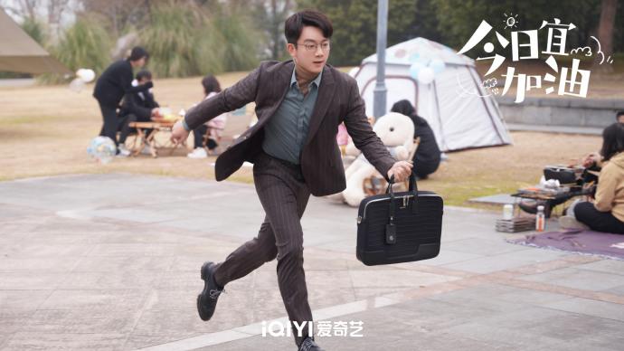 《今日宜加油》最新剧照曝光
前几集李天然说是要辞职不干了，在同事之间引起了大家的