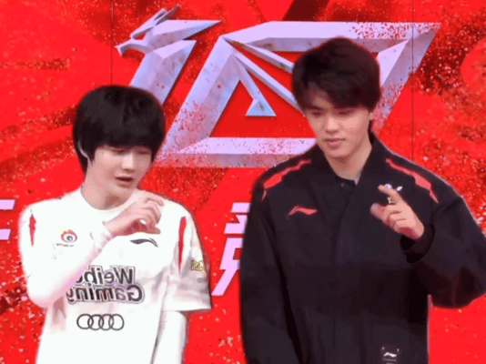 晚安，L条L友们，冒死搬回来的动态图！！
Lwx和Crisp比心见过没有！！！
