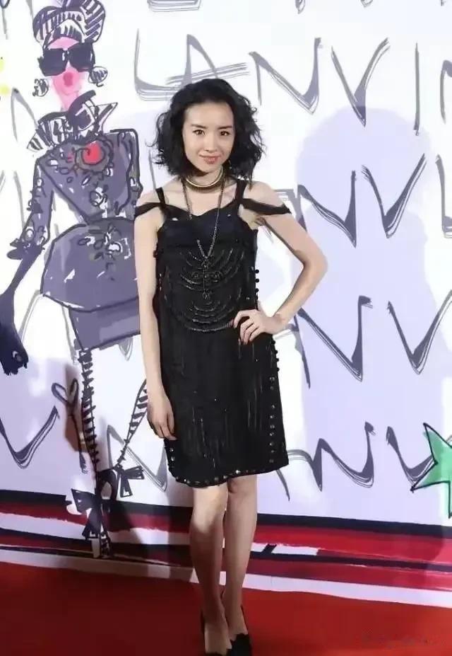她的这个造型真是失败，太难看了吧！

本是清新婉约的小家碧玉款，造型只用简单就已