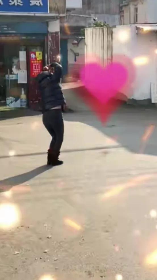 长期在外打工的老公开着新车回家，老婆站在楼下迎接，又是蹦跳又是比心，喜悦之情溢于