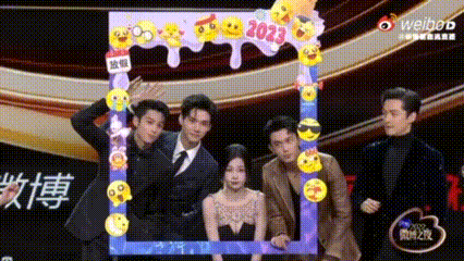 龚俊和胡歌合影引发热议，舞台上一群人合影的时候，网友发现龚俊把胡歌从“框”里挤了