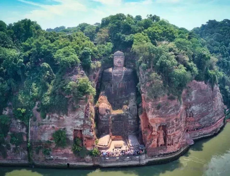 胆大妄为！爬上大佛头顶拍照真不知她是咋想的？将乐山大佛踩在脚下还嫌不够，竟直接坐