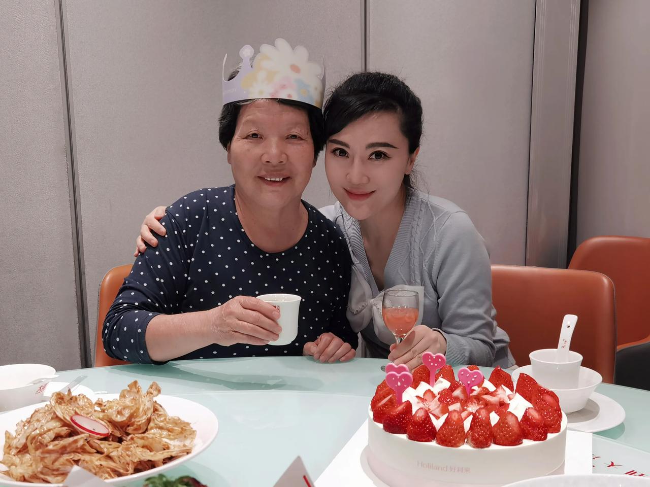 祝我伟大的母亲生日快乐！🎂 
从今把定春风笑,且作人间长寿仙。
希望我60岁、