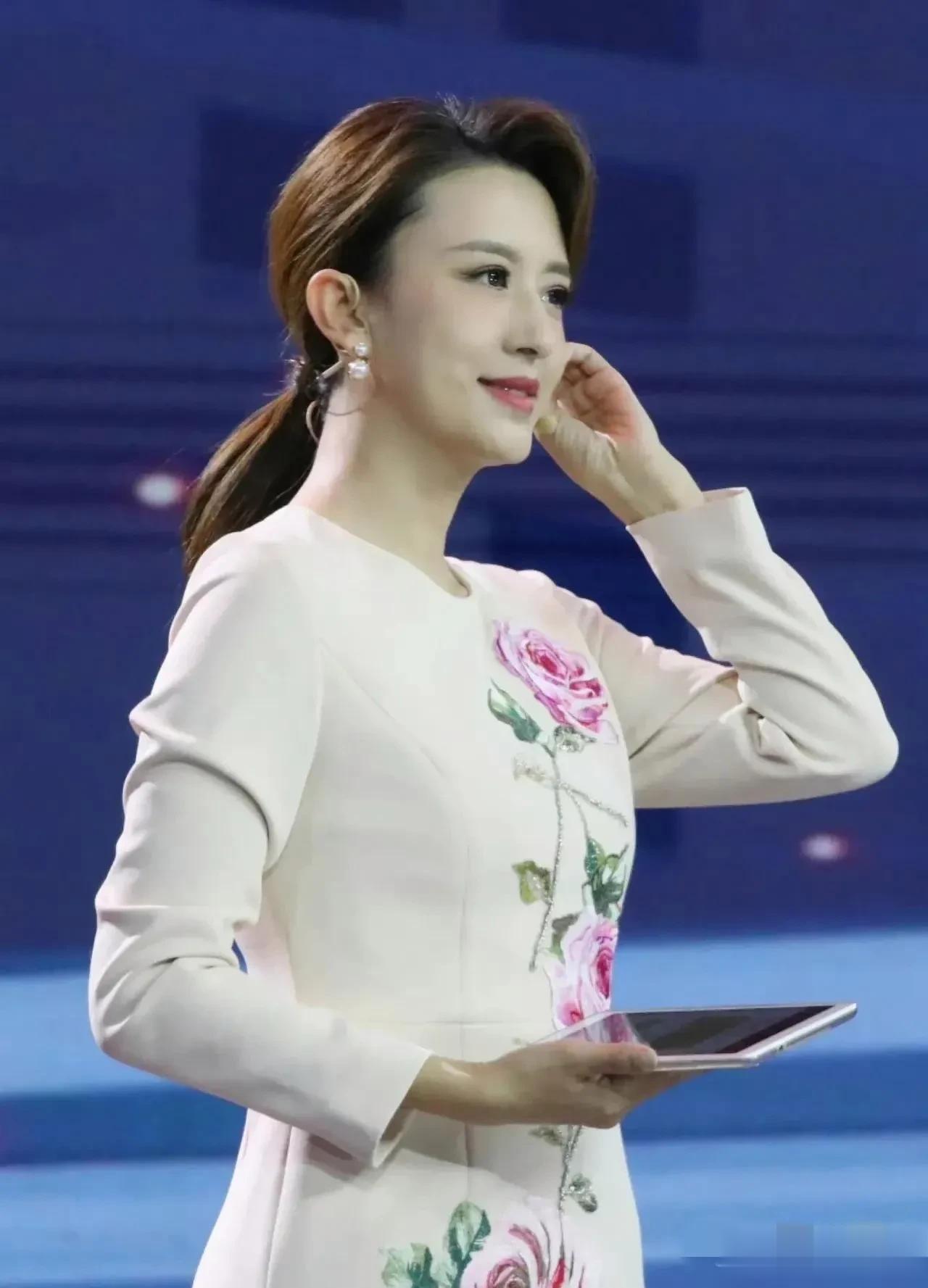 她是央视最美的主持人，这一身白