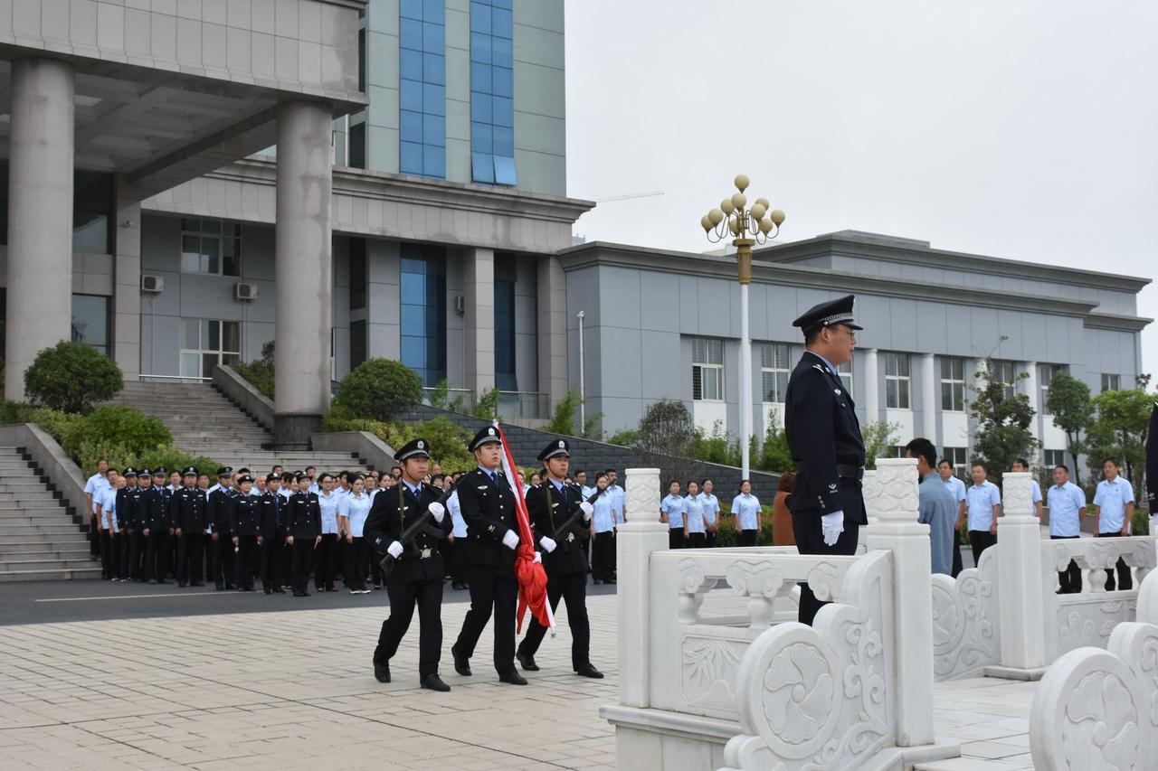  9月25日，唐河县人民法院举行“迎国庆”升国旗仪式活动，迎接伟大祖国的68岁华