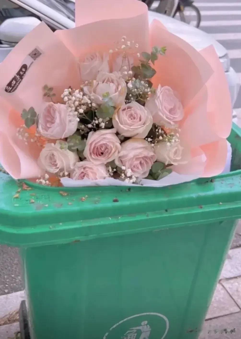 一个网友说:女人把第一次给了男朋友，把彩礼却留给了老公，“老公”就是一个十足的接