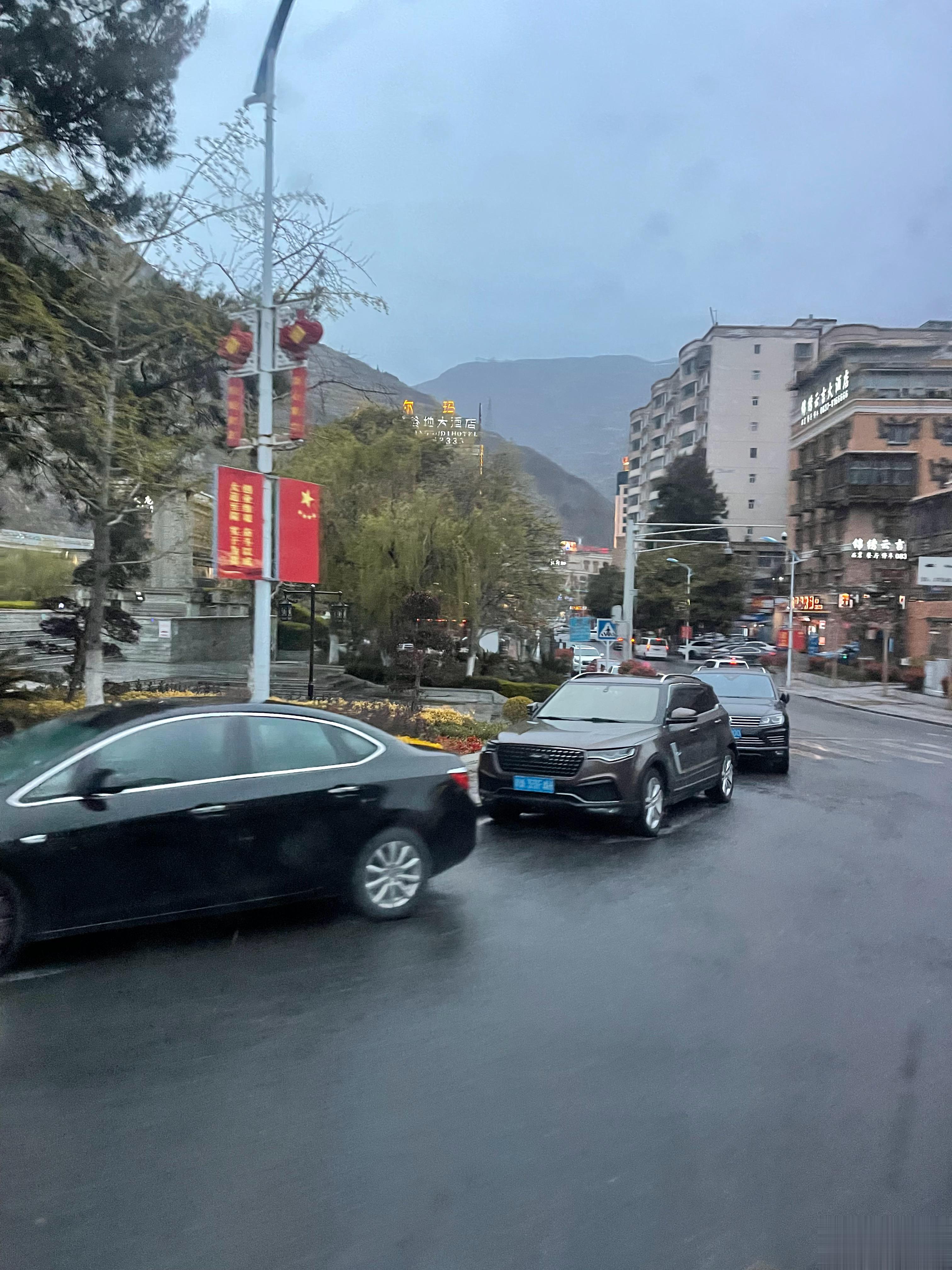 汶川县城街景，随手拍的。感觉山都近得触手可及。山腰云雾缭绕，山顶积雪终年不化。县