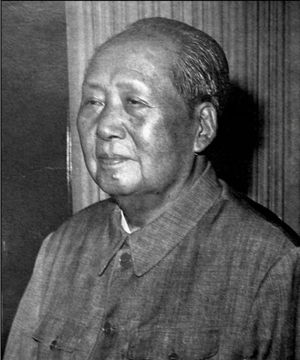 毛主席垂暮之年的这幅照片，眼神中充满了忧郁。也许1975年底毛主席写的《诉衷情》