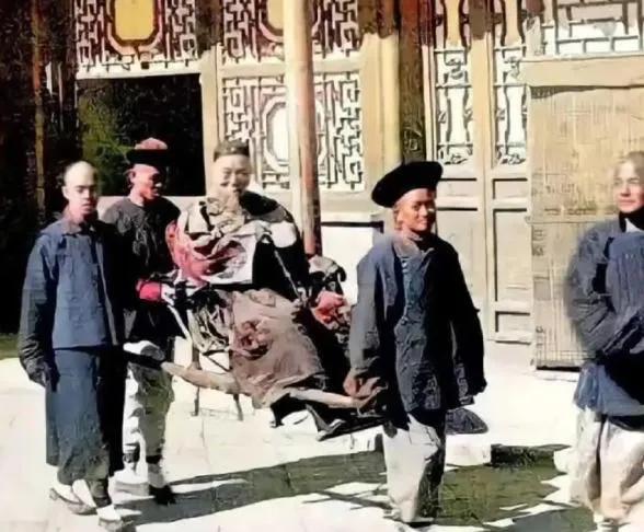 不要再电视剧被骗了，真实的清朝官员出行是这样的
下图是清朝一品大员李鸿章出行时的