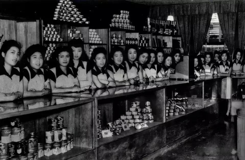 这是战后日本给美军准备的大礼，一个个日本妇女，通过自愿的方式报名后，由日本军官挑