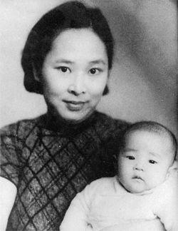 黄埔军校最美女兵，给两位国级当过秘书，丈夫是正国级。

她就是我国著名的革命家曾