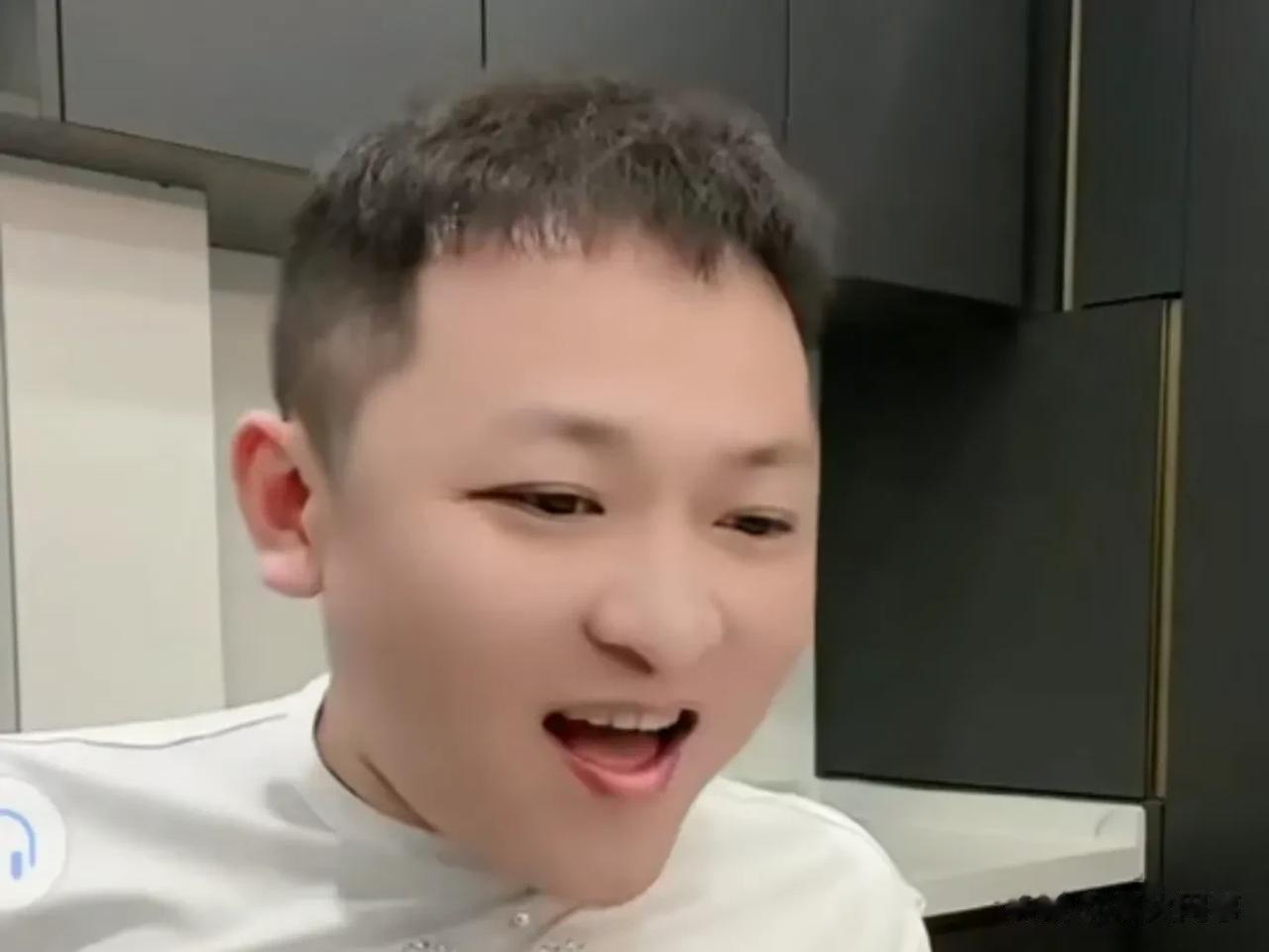二子爷爆料驴家班所有人都被二驴打过  元宝曾被打的鼻青脸肿。

二子爷爆料了，驴