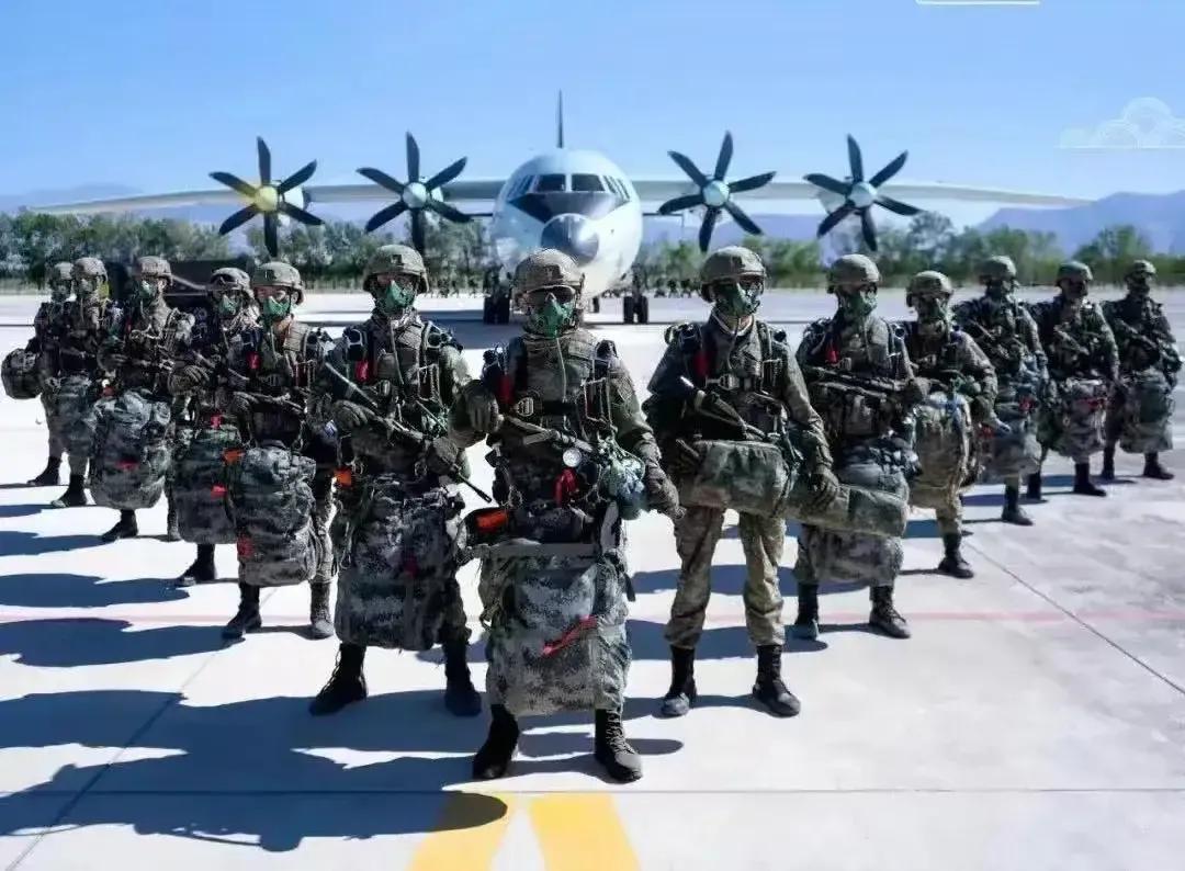 “斩首”特战空降兵。解放军新型重装空降兵，拥有超高空空降，夜间空降，突袭作战，斩