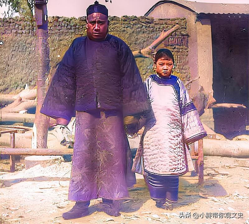 1912年，农村大地主和他的小妾，地主满脸横肉，有三十岁左右的样子，而他的小妾是