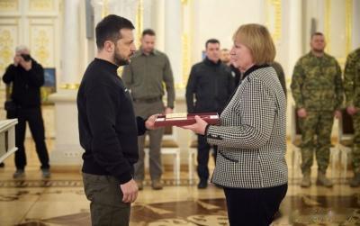 泽连斯基向被枪杀的战俘亚历山大·马捷夫斯基的母亲颁发金星勋章
3月6日，一段乌克
