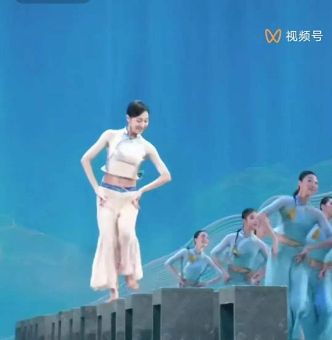 春晚舞蹈《碇步桥》领舞朱洁静太