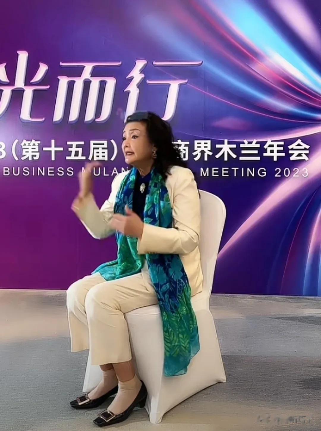 张兰喊话蹭流量的：你别把自己蹭伤了就行，这点小事兰姐不怕被刺，就怕最后反噬的是你