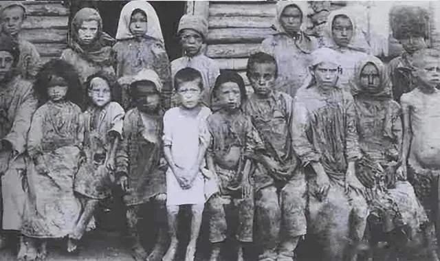 苏联在1932年到1933年出现了大饥荒现象，当时国家拿不出一粒粮食给灾民，所有