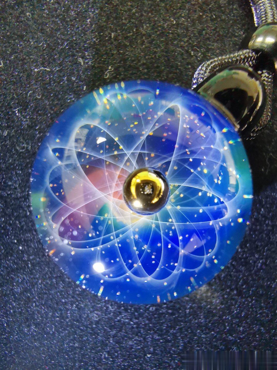 Galaxyart元素款高硼硅玻璃吊坠。利用黄金白银高温气化在玻璃中形成星云或粒