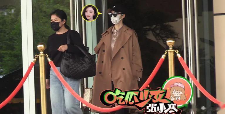 景甜风波后首次现身，穿着棕色长款风衣，戴着墨镜，大踏步走出，心情似乎不受影响。据