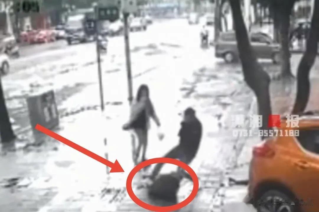 拖拽、踢头、狠踹，男子当街暴打女子，却忘了路上有监控。
广西柳州，一男二女三人同