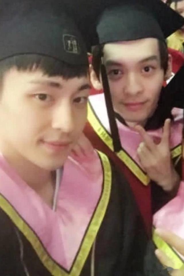 同样是穿学士服，肖战清新，鹿晗可爱，看到王一博：谁受得了？
Hello，各位小伙