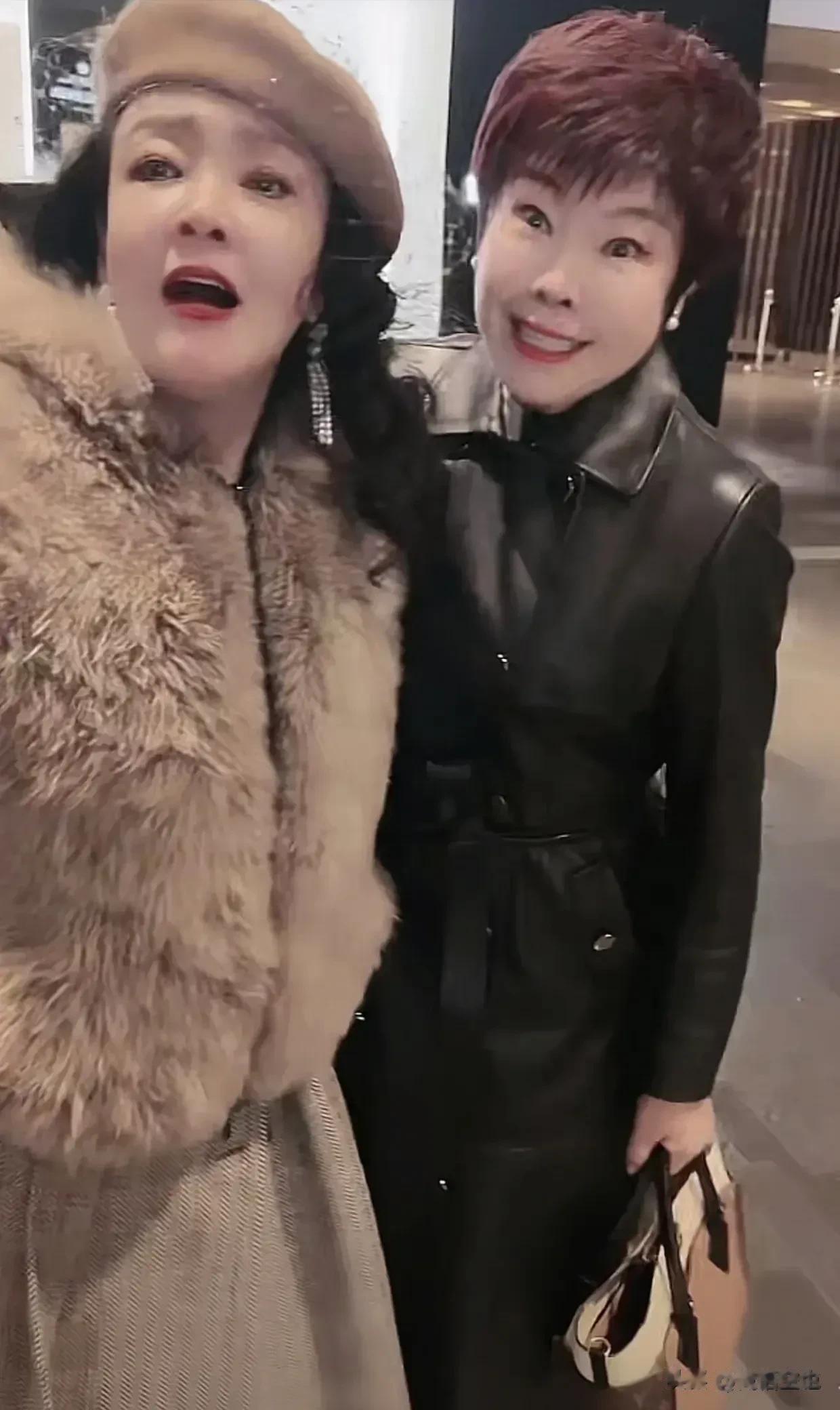 张兰偶遇于丹，这真的很难得，都是各自行业优秀女性的代表，而且都口才了得，要是她们