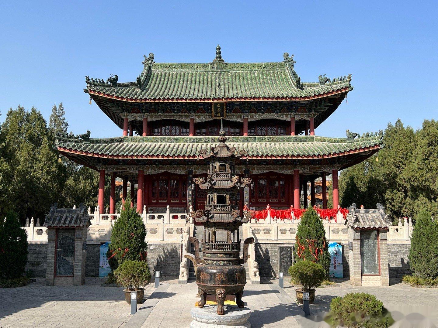 许昌的第八批全国重点文物保护单位，文庙和春秋楼。市中心的景点，基本上是明清建筑，