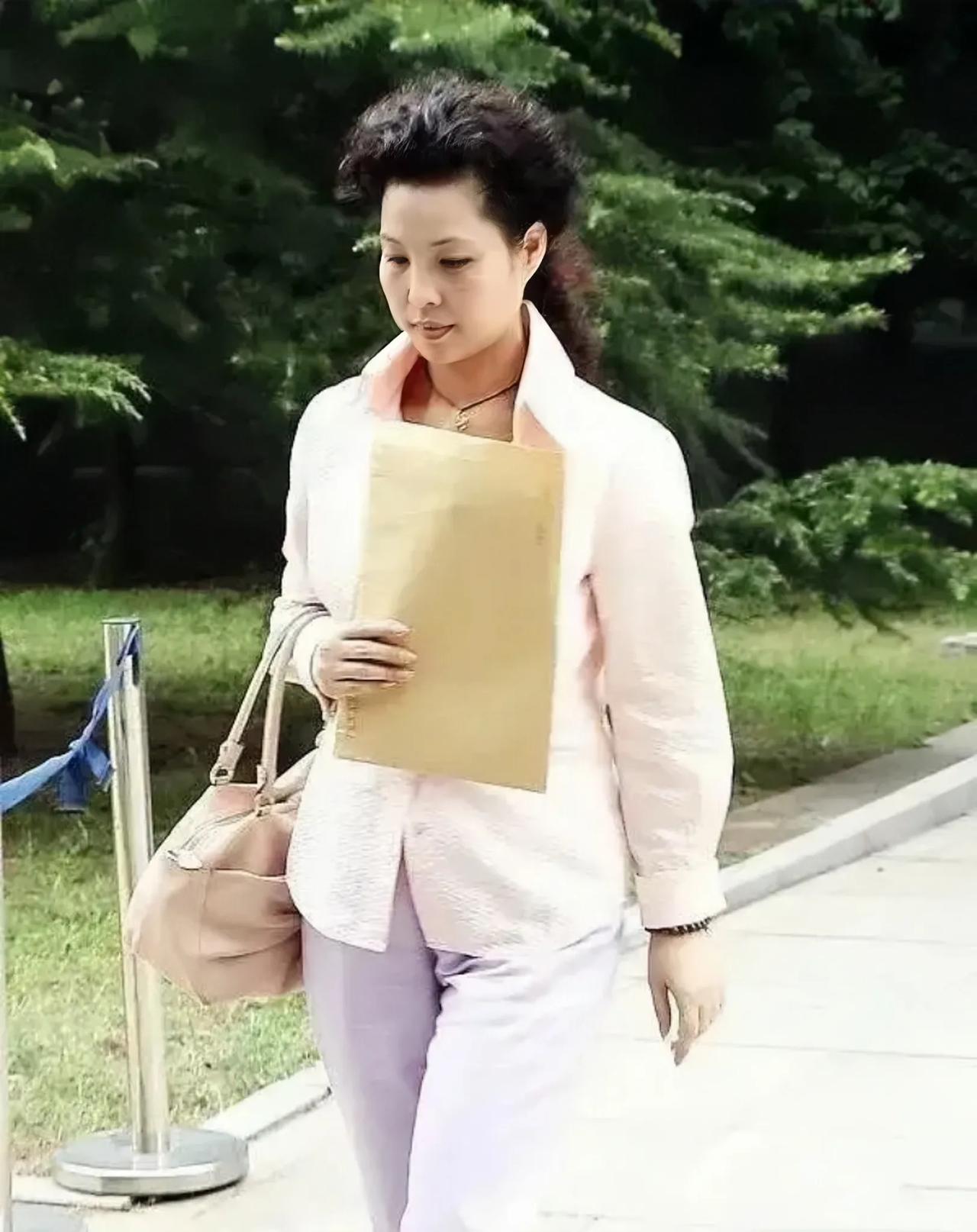 李双江老师的娇妻梦鸽，56岁的年纪，看起来有点老态了。
年轻时的梦鸽天生丽质，正