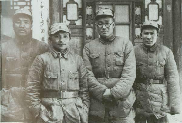 第一张照片，是在1938年1月，邓小平任八路军129师政治委员。这是129师领导