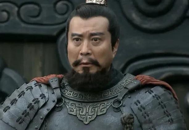  

袁氏四世三公，袁绍是东汉末年势力最强的诸侯，曹操知道自己实力弱小，因此必须