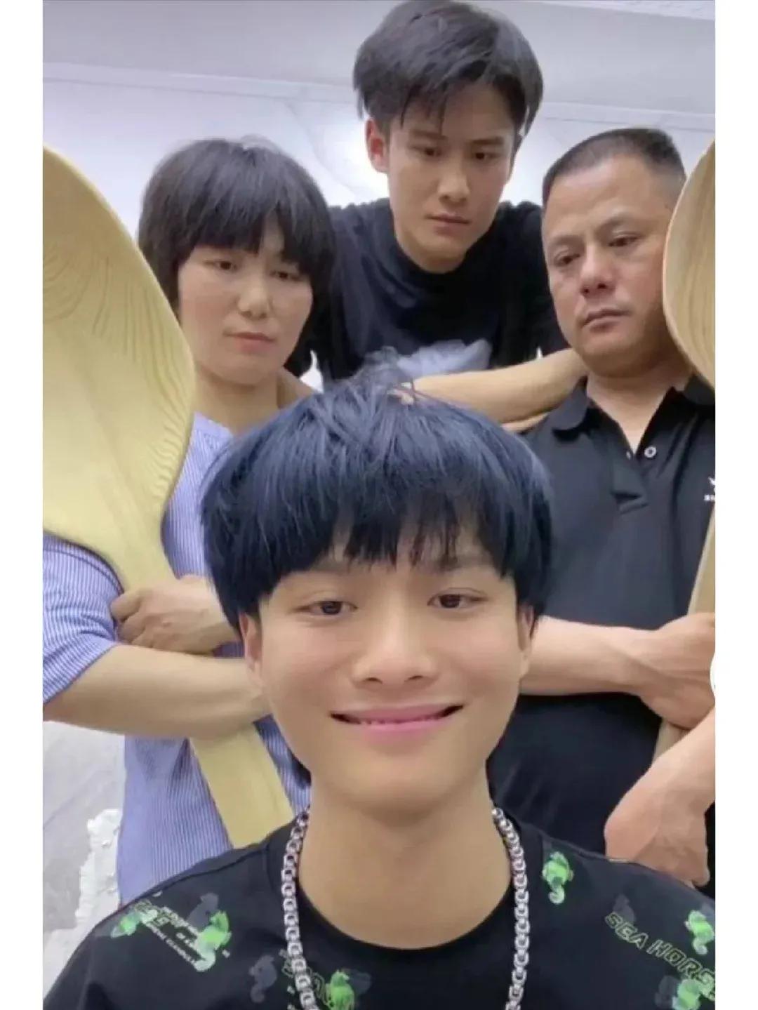 小杨哥全网粉丝过亿，不愧是抖音一哥呀！
应该超过李佳琪和辛巴，现在是全网粉丝最多