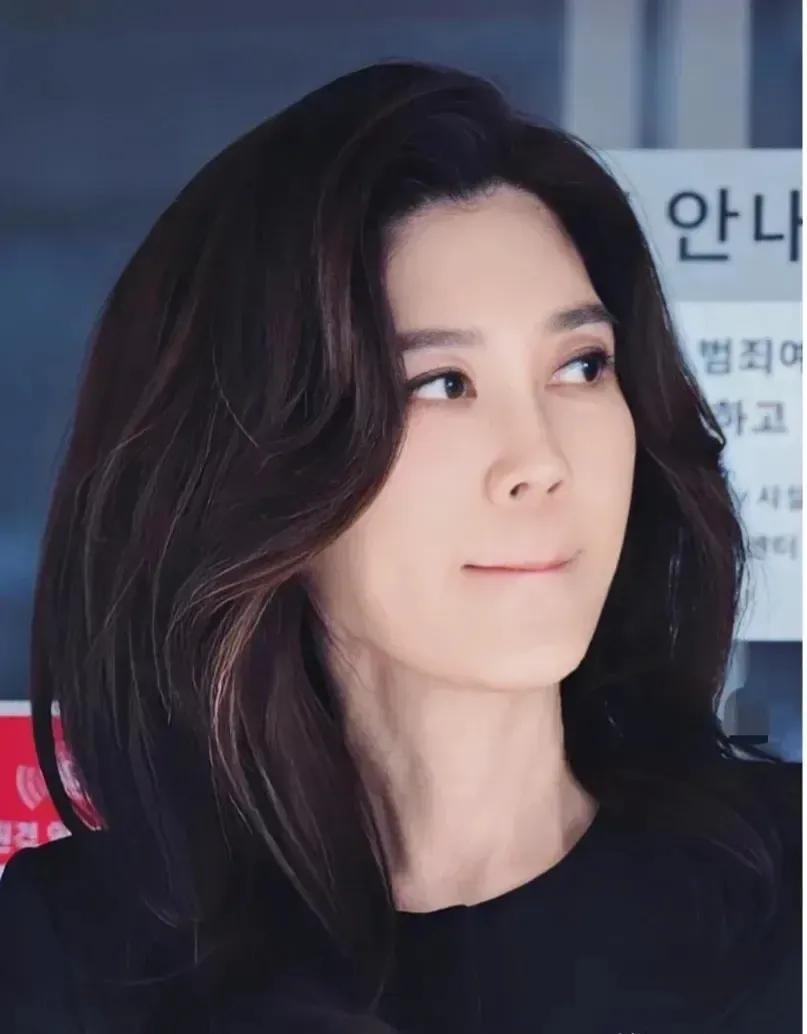 三星大公主李富真今日出席股东大会生图太美了。

李富真穿黑色正装裙子出镜，尽显优