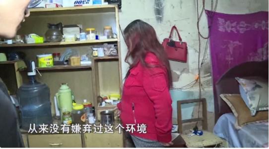 有句俗语说得是，一个女人宁可在自行车后座笑，也不愿坐在宝马里哭泣，这句话便是含沙
