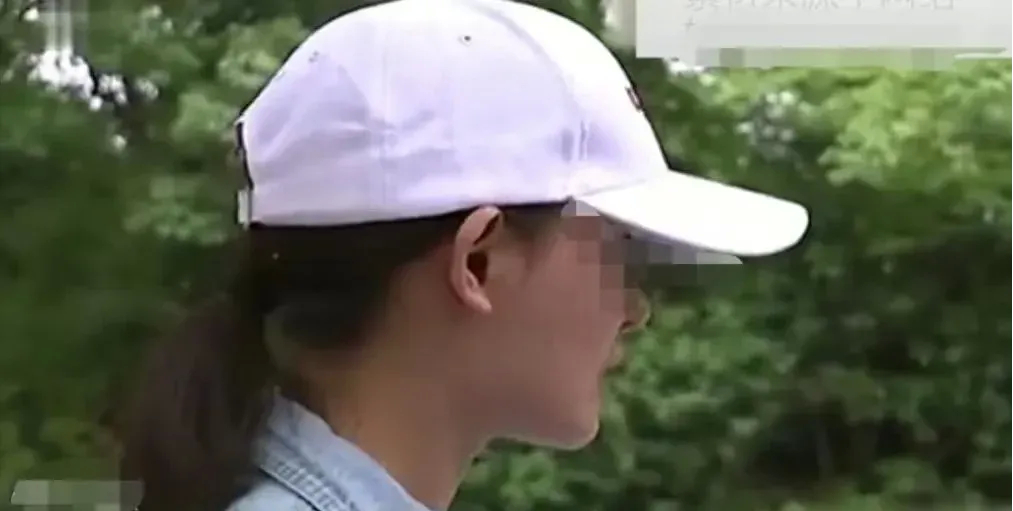 浙江杭州，一女子和朋友吃的差不多的时候，发现店员还一直在上菜，原本点了10多道菜