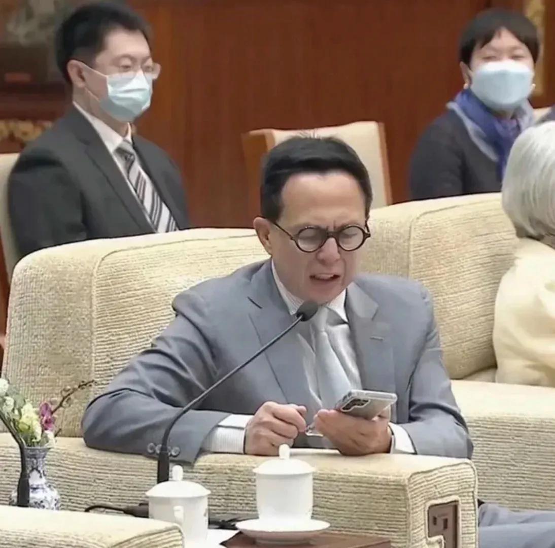 香港的富豪为什么都喜欢用三星手机？
并且大佬们还都喜欢用手机壳，他们也怕手机摔坏