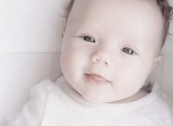 宝宝的囟门闭合太早或者太晚都不好。 宝宝出生后，头部会有两个比较柔软的坑，这两个