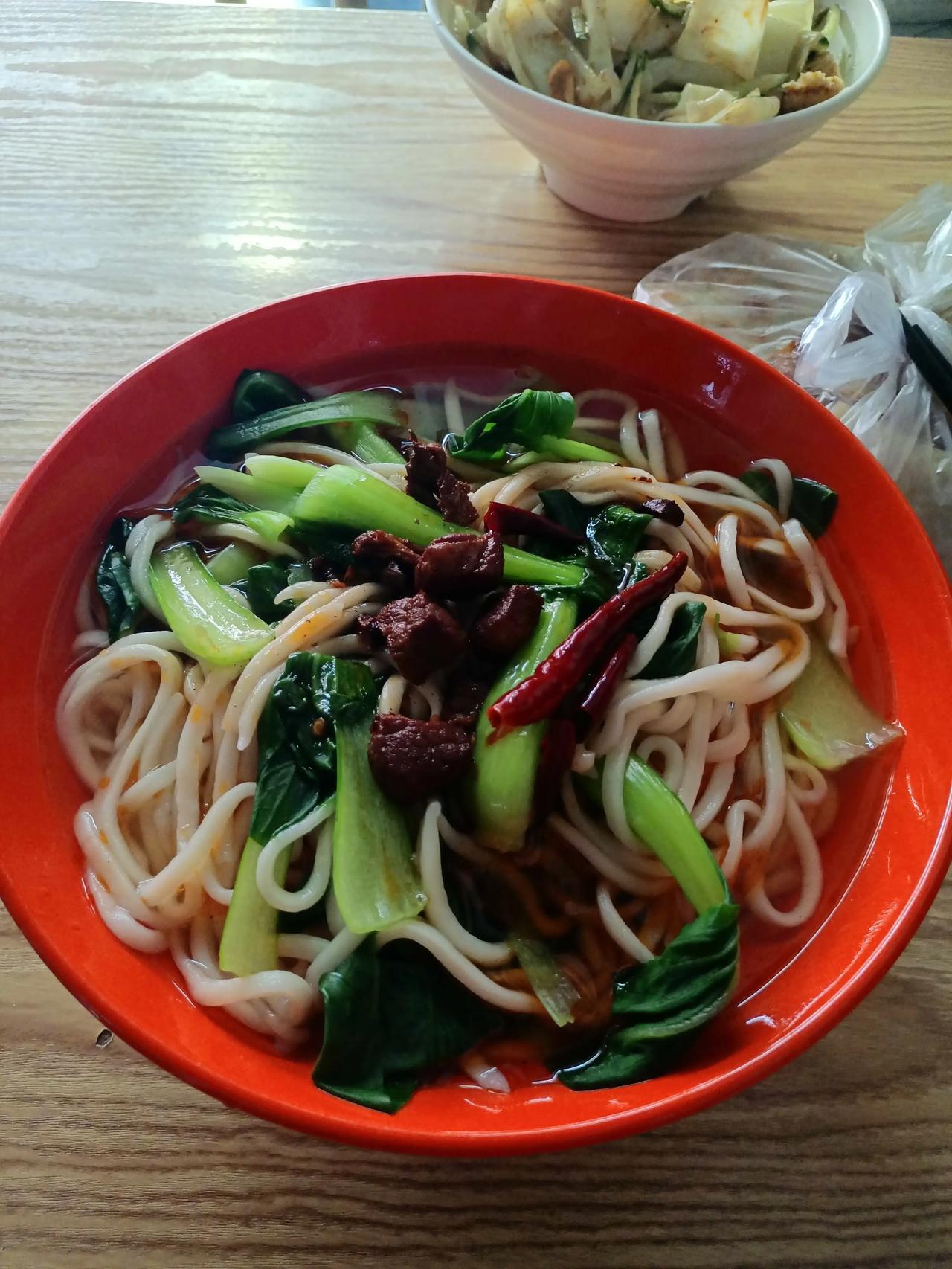 这是不是济南板面的天花板？
就问谁家的板面里会放牛肉
这可不是牛肉板面，只是一份