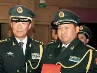 2010年，毛新宇晋升少将军衔，为他颁发军令状的是刘少奇的幼子刘源，摄影师拍下了