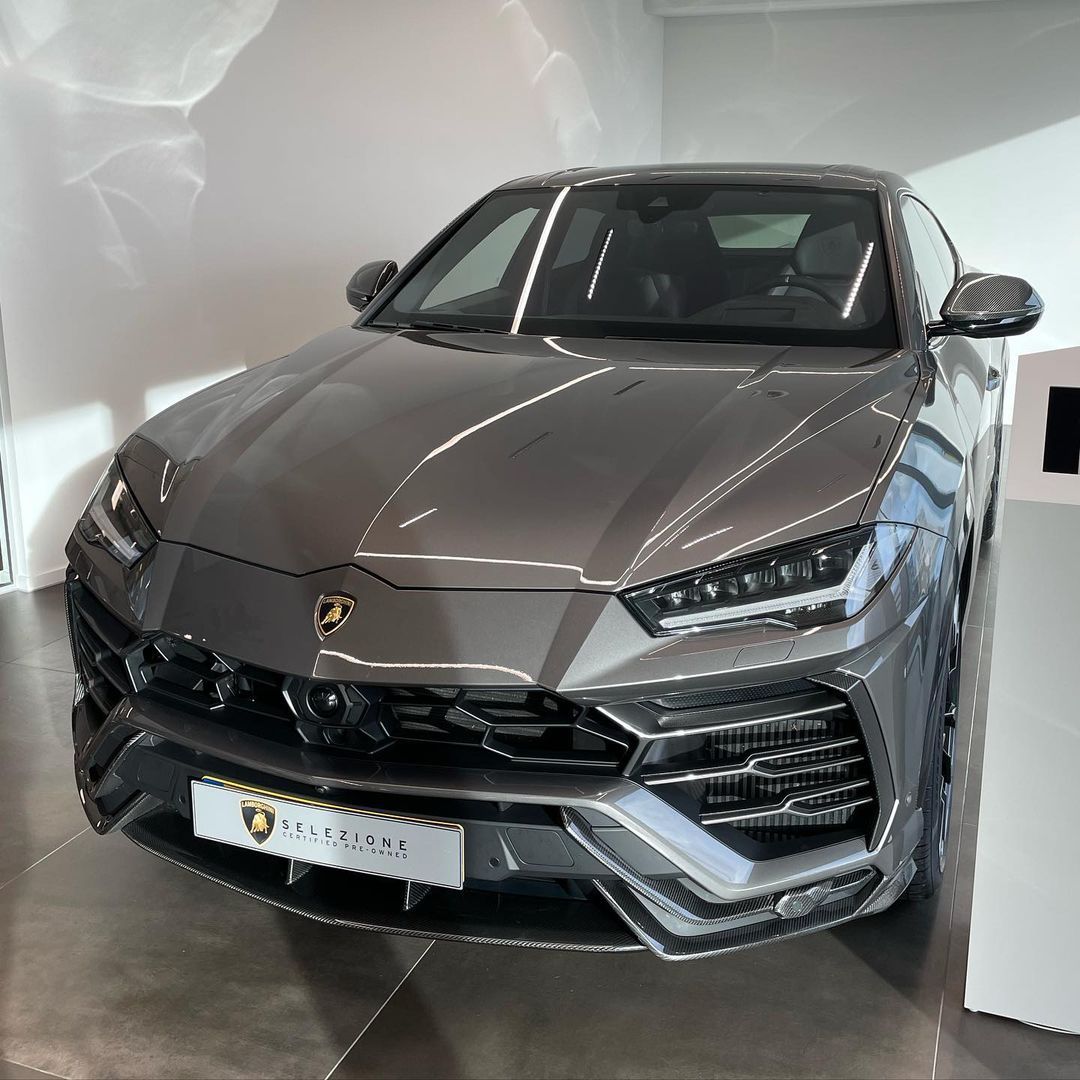 The Lamborghini Urus.Nice grey shade.Col