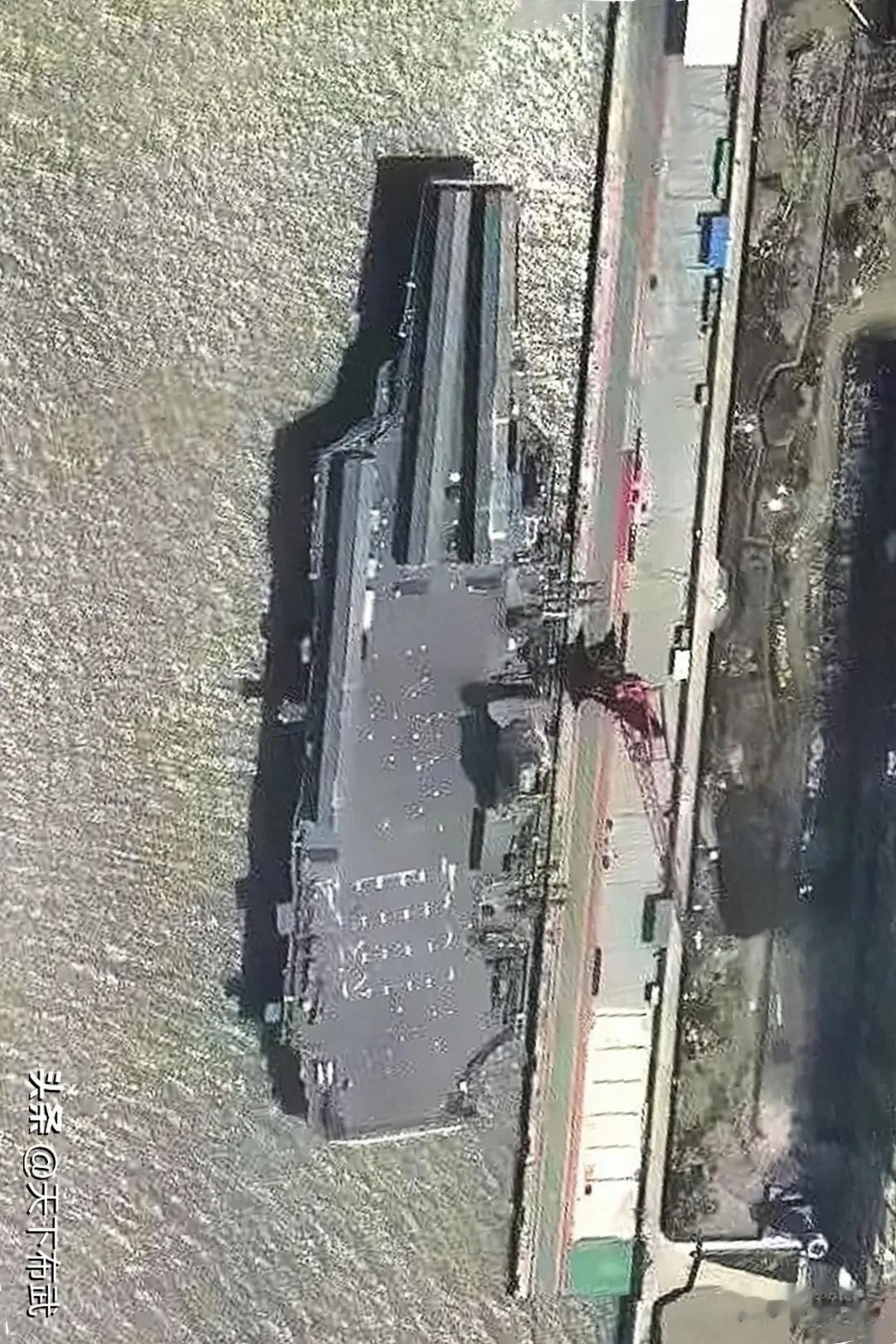 新角度照片，图源出处见水印。
甲板清理的非常干净，四条阻拦索位置清晰可见，期待2