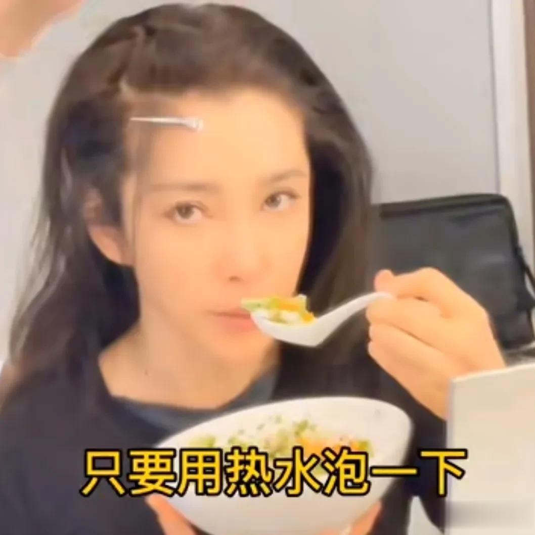 明星所谓的健康饮食，千万别乱学。
年近半百的李冰冰，坚持无油无盐，吃饭就把蔬菜切