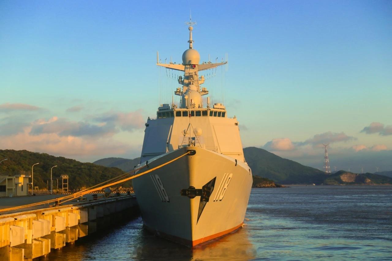 海军乌鲁木齐舰，舰载武器除了鱼雷，能打的都打了 ​​​